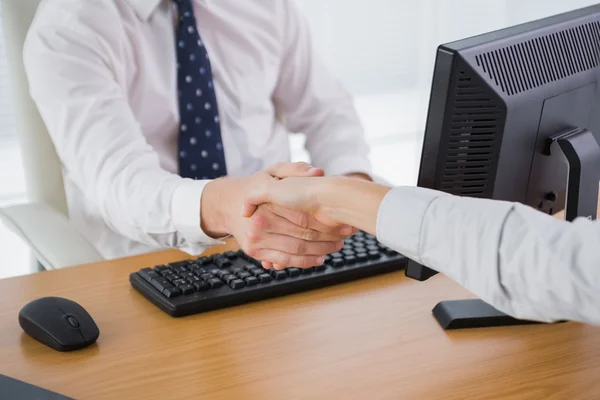 Businessman shaking hands with a co worker — Stock Photo, Image