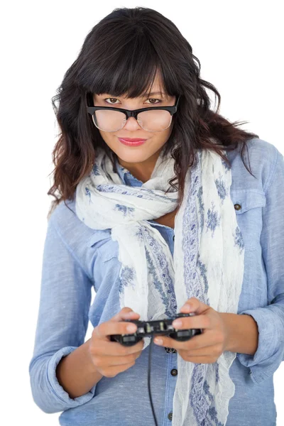 Vacker kvinna bär scarf och glasögon spelar TV-spel — Stockfoto