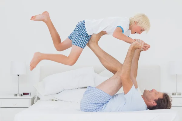 Vader houdt van zijn zoon in de lucht — Stockfoto