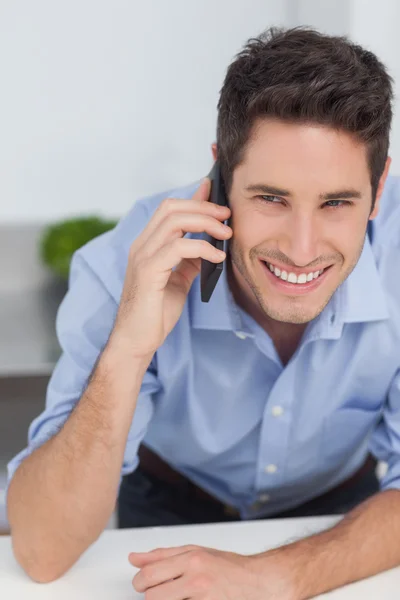 Man on the phone in the kitchen — Stock Photo, Image