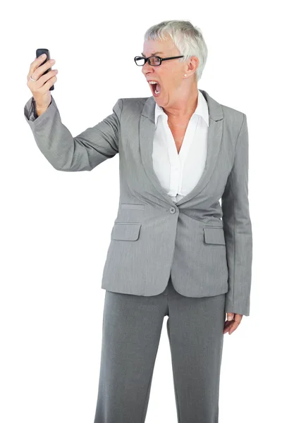 Mulher de negócios furiosa gritando durante uma chamada — Fotografia de Stock