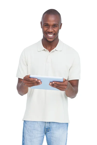 Homem feliz segurando um tablet pc — Fotografia de Stock