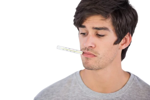 Man met thermometer in zijn mond — Stockfoto