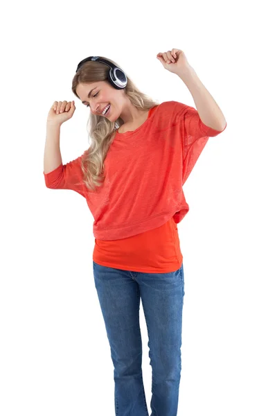 微笑的女人，听听音乐用耳机 — 图库照片
