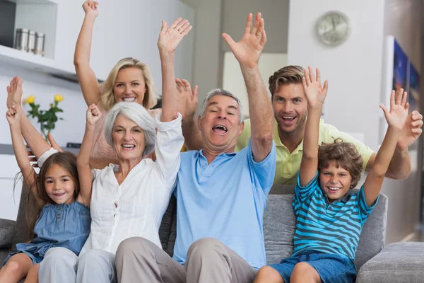 Família de várias gerações levantando os braços — Fotografia de Stock