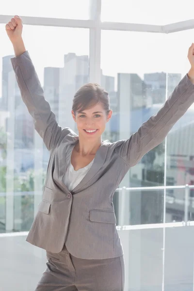 Успішна бізнес-леді веселить і посміхається — стокове фото