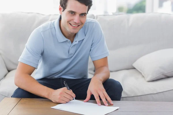 Portrait d'un homme écrivant sur un papier — Photo