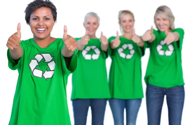 Gelukkig vrouwen dragen groene recycling tshirts geven duimen omhoog — Stockfoto