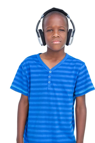 Pequeño niño escuchando música — Foto de Stock