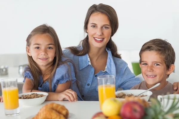 Kahvaltı çocukları ile anne — Stok fotoğraf
