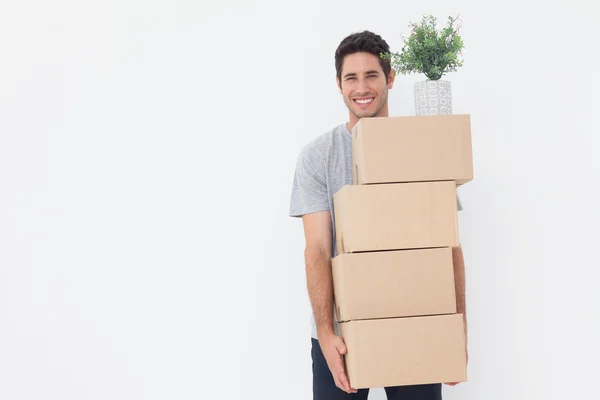 Mann trägt Kisten, weil er in ein neues Haus zieht — Stockfoto