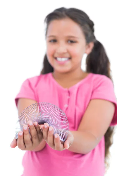 Klein meisje voorjaar tonen in haar handen naar camera — Stockfoto