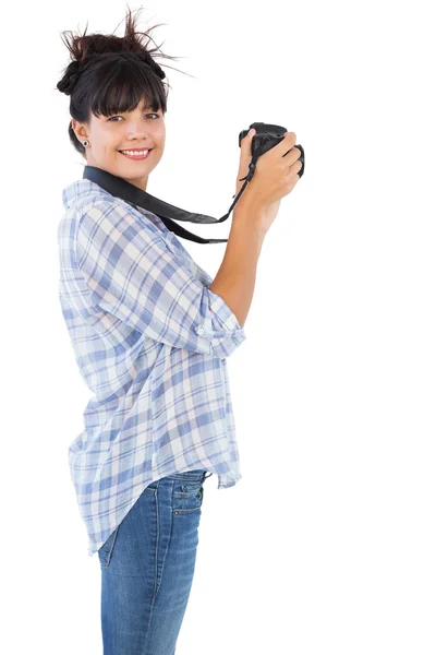 Sorrindo jovem mulher tirando foto com sua câmera — Fotografia de Stock