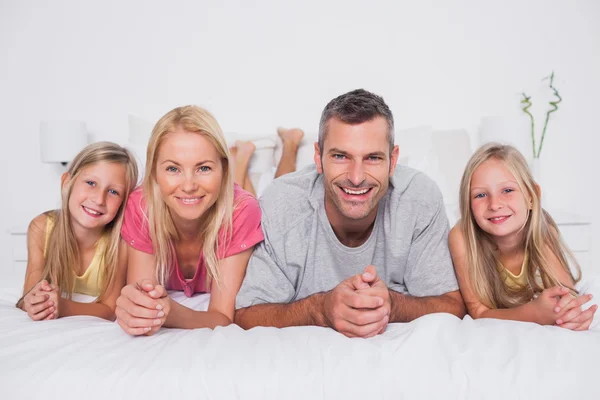 Rodiče ležel v posteli s dětmi — Stock fotografie