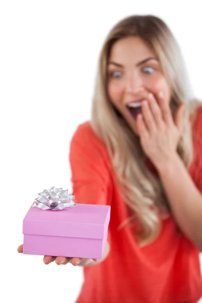 Surprised woman holding a present — Stock Photo, Image