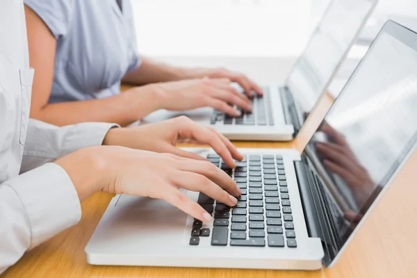 Businesswomens hands typing — Stock Photo, Image