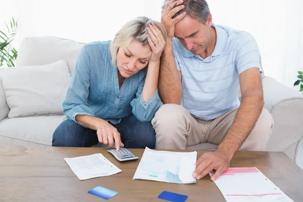 Worried couple going over finances — Stock Photo, Image