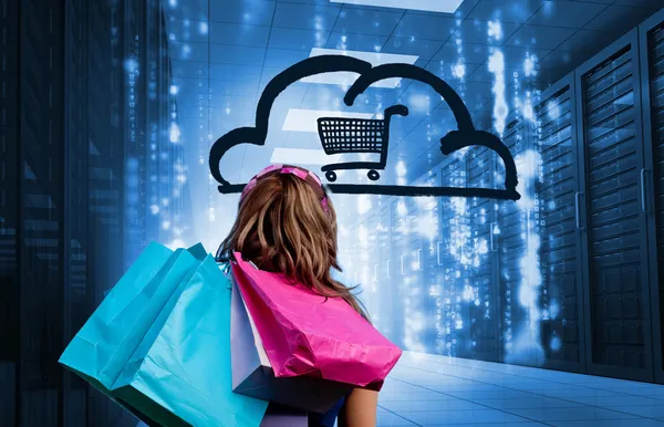 Mujer en un centro de datos sosteniendo bolsas de compras — Foto de Stock