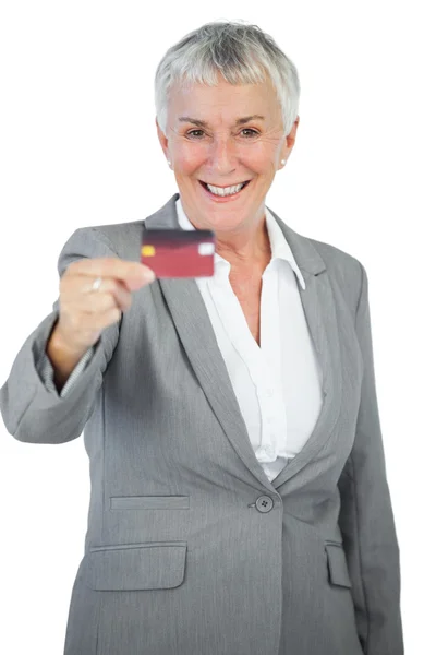 Mujer de negocios sonriente mostrando su tarjeta de crédito — Foto de Stock