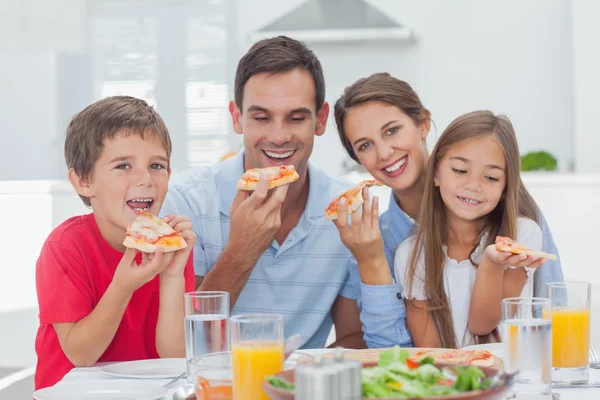 Family eating pizza slices — Stock Photo, Image