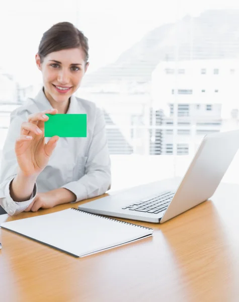 Mujer de negocios bonita mostrando tarjeta de visita verde — Foto de Stock