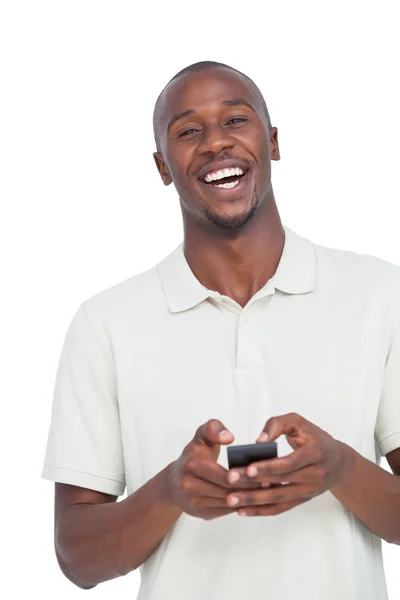 Homme riant avec téléphone portable — Photo