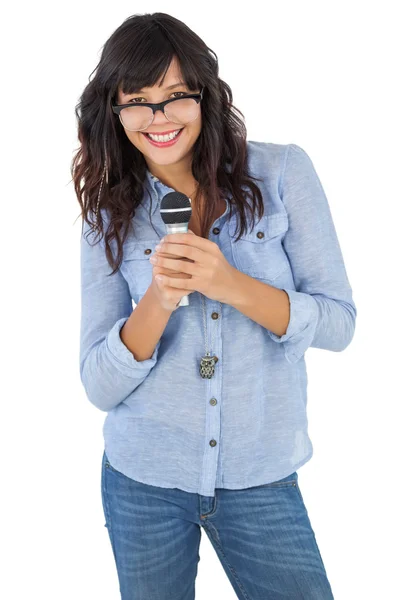 Jonge vrouw dragen van een bril en zingen — Stockfoto