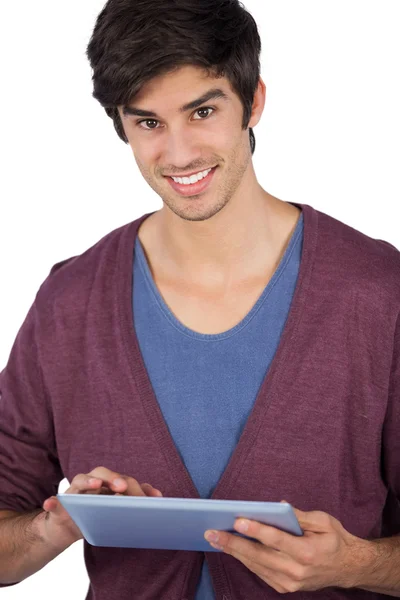 Sorridente giovane uomo utilizzando tablet pc — Foto Stock