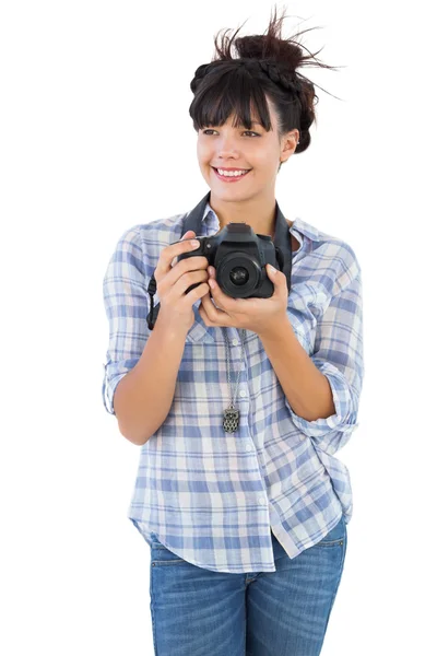 Mujer joven feliz sosteniendo la cámara para tomar fotos —  Fotos de Stock