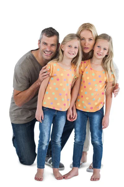 Szczęśliwa rodzina pozowanie do zdjęcia — Zdjęcie stockowe