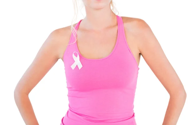 Žena nosí růžové tílko a prsu Rakovina stuha — Stock fotografie