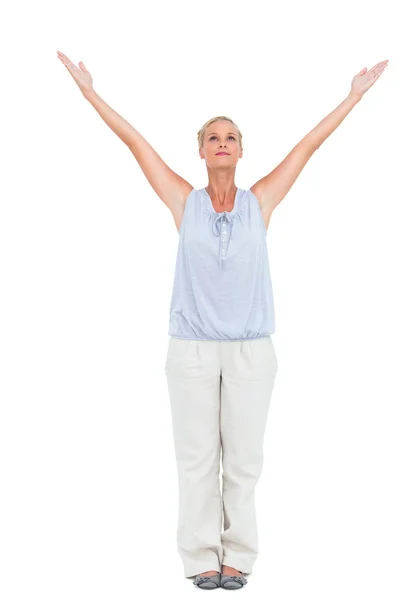 Blonde woman standing with arms outstretched — Stock Photo, Image