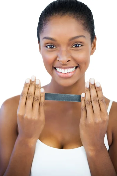 Sorrindo mulher segurando unha arquivo — Fotografia de Stock