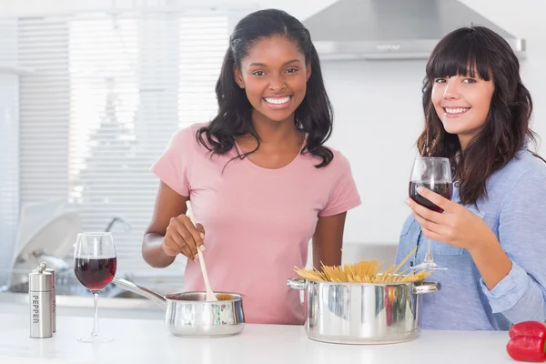 Glückliche Freunde bereiten gemeinsam das Abendessen zu — Stockfoto