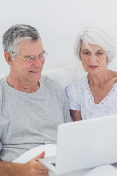 Casal maduro usando um laptop — Fotografia de Stock