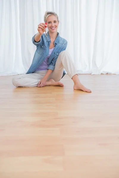 Happy blonde woman showing new house keys — Stock Photo, Image