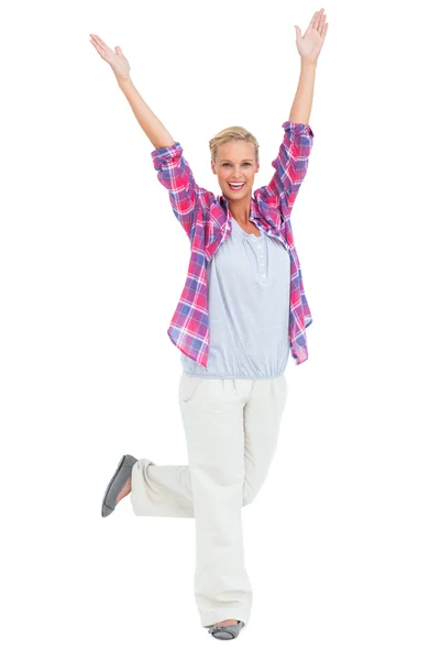 Femme excitée debout avec les mains et le pied dans l'air — Photo