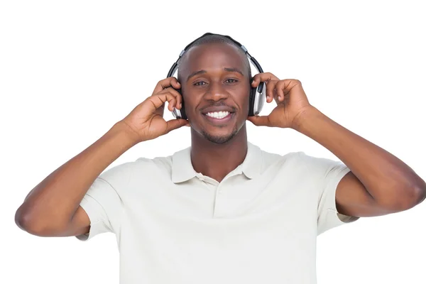 Hombre feliz escuchando música —  Fotos de Stock