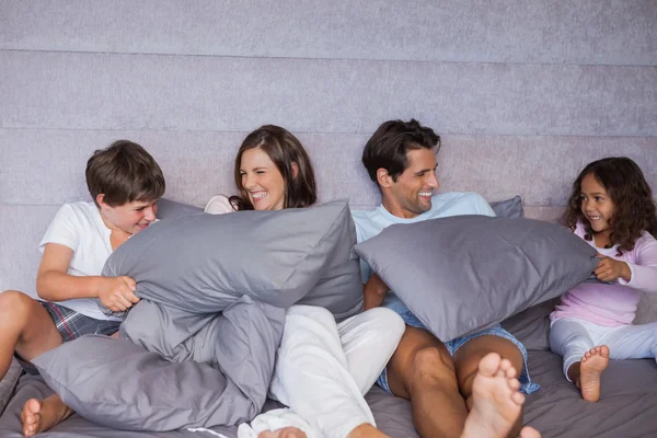 Familie vergnügt sich gemeinsam im Bett — Stockfoto