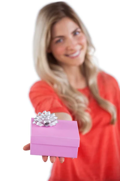 Mujer joven dando un regalo — Foto de Stock