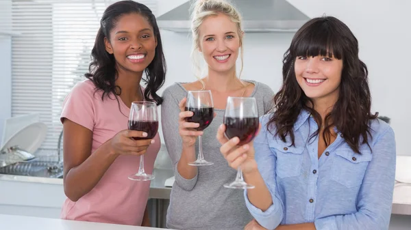 Amis heureux dégustant des verres de vin rouge — Photo