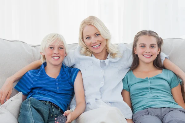 Frau posiert mit Kindern — Stockfoto