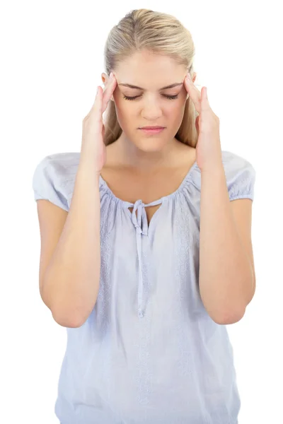 Bister blond kvinna har huvudvärk — Stockfoto