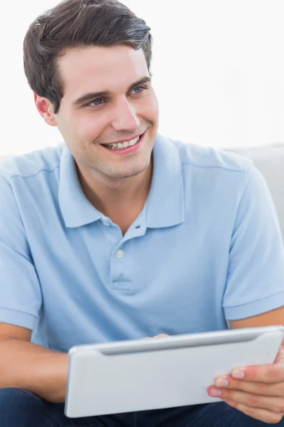 Homem sorridente usando seu tablet — Fotografia de Stock