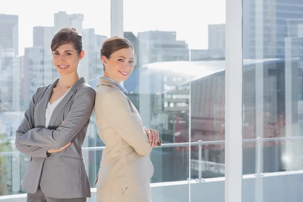 女企业家背靠背站 — 图库照片