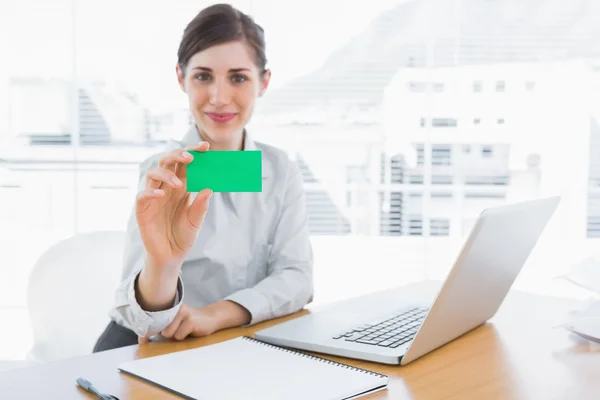 Счастливая деловая женщина показывает зеленую визитку — стоковое фото