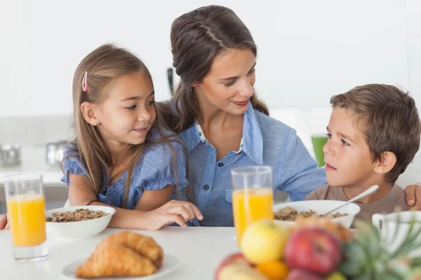 Linda madre desayunando con sus hijos —  Fotos de Stock