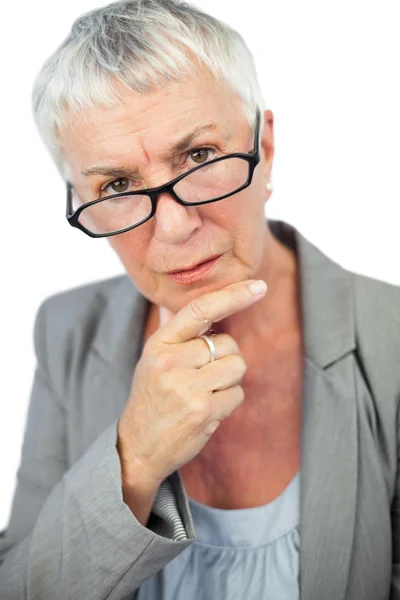 Volwassen vrouw denken dragen van een bril — Stockfoto