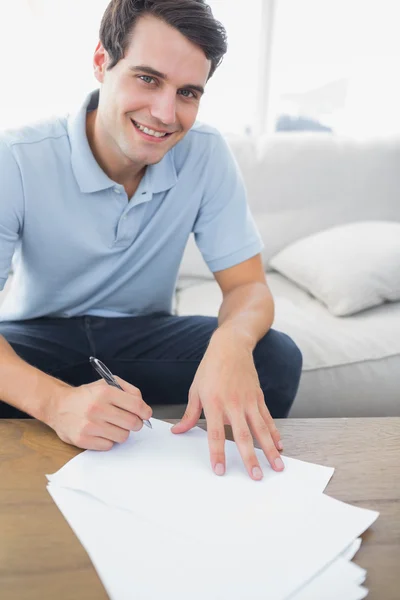 Portret van een knappe man op een papier schrijft — Stockfoto