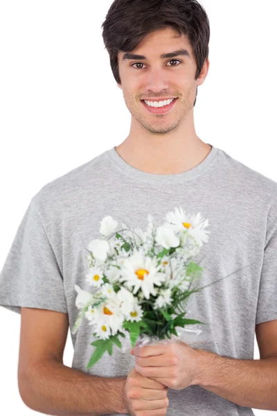 Молодой человек держит букет цветов — стоковое фото